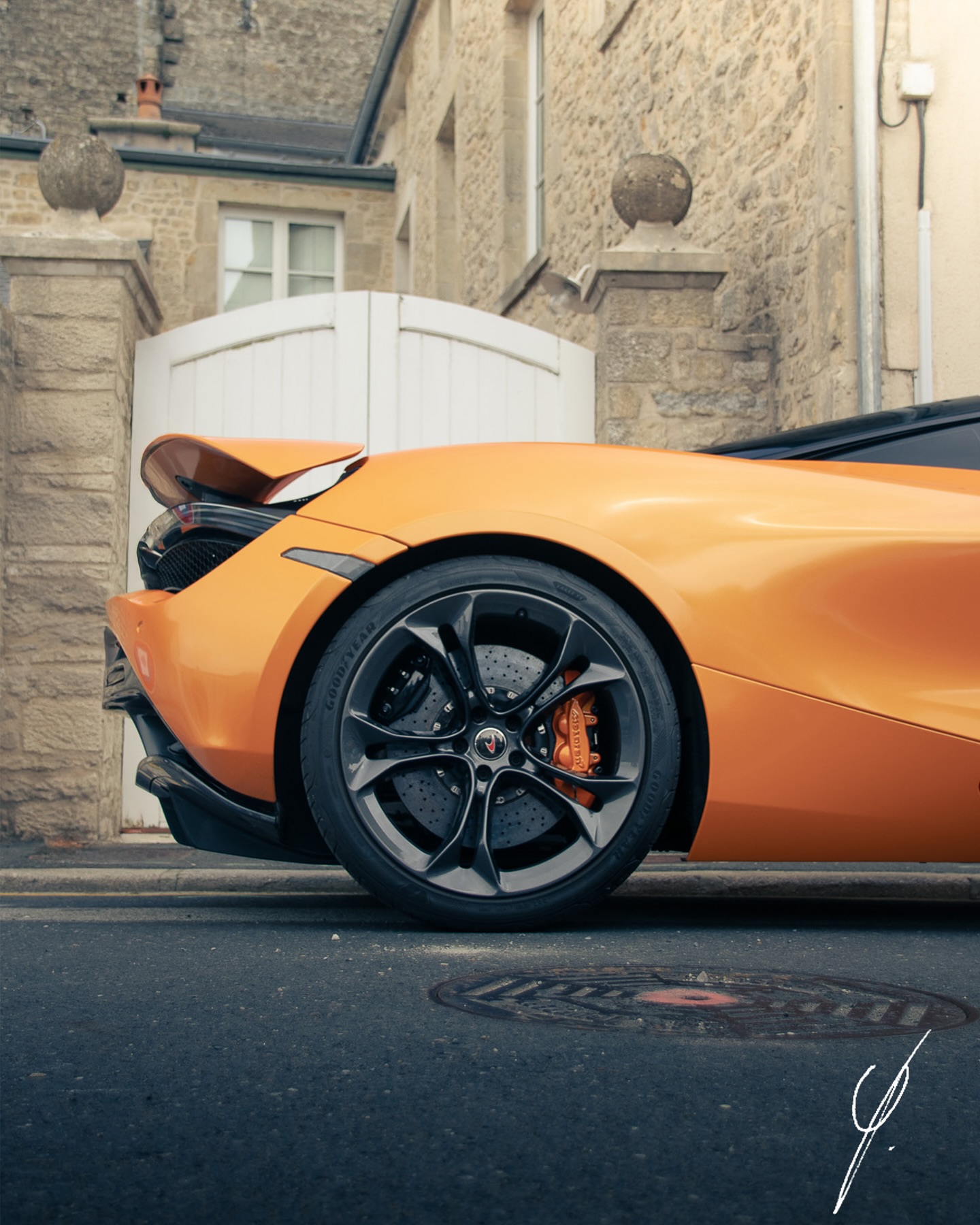 McLaren 720S orange — détail jante et carrosserie