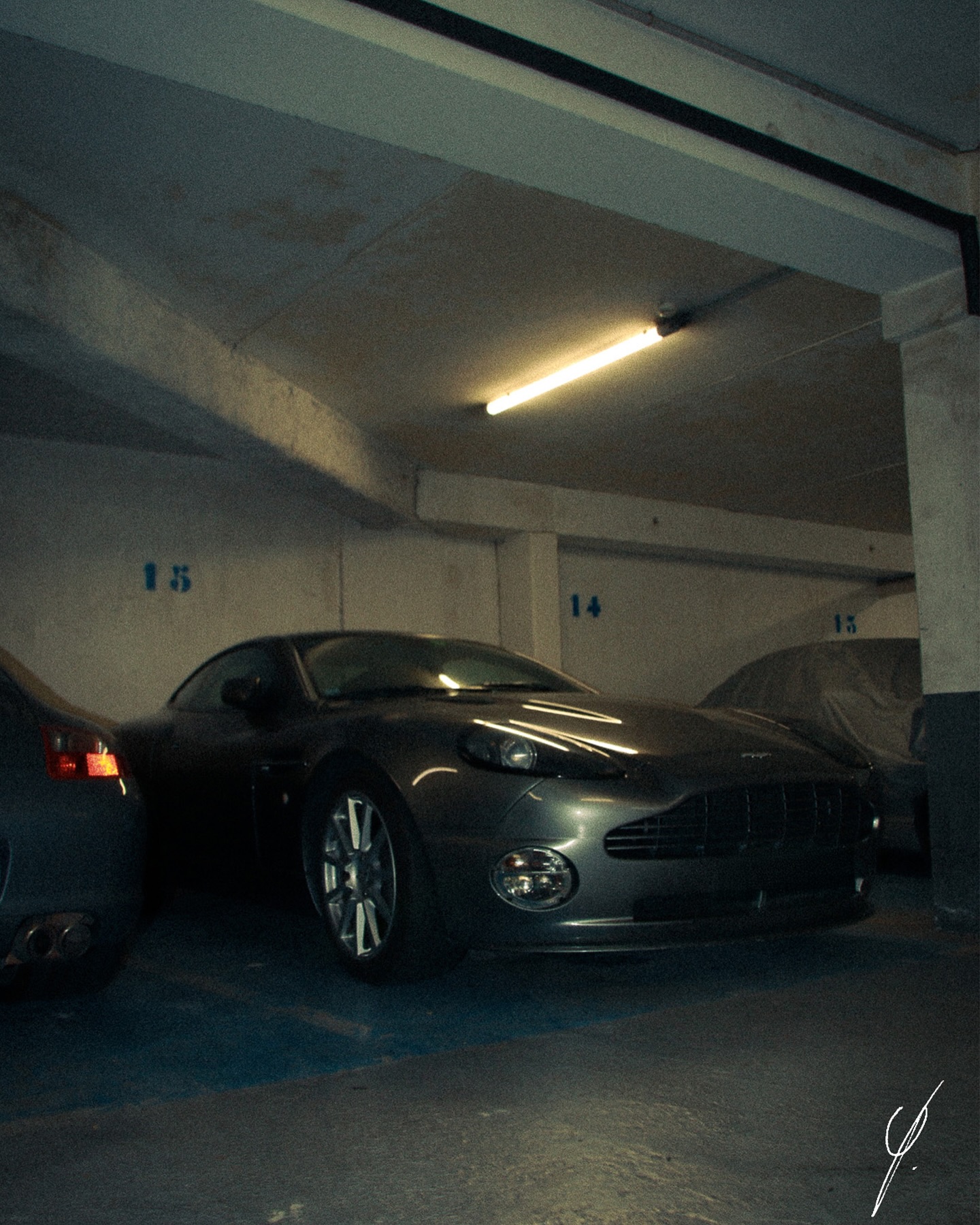 Aston Martin — shooting parking souterrain cinématique