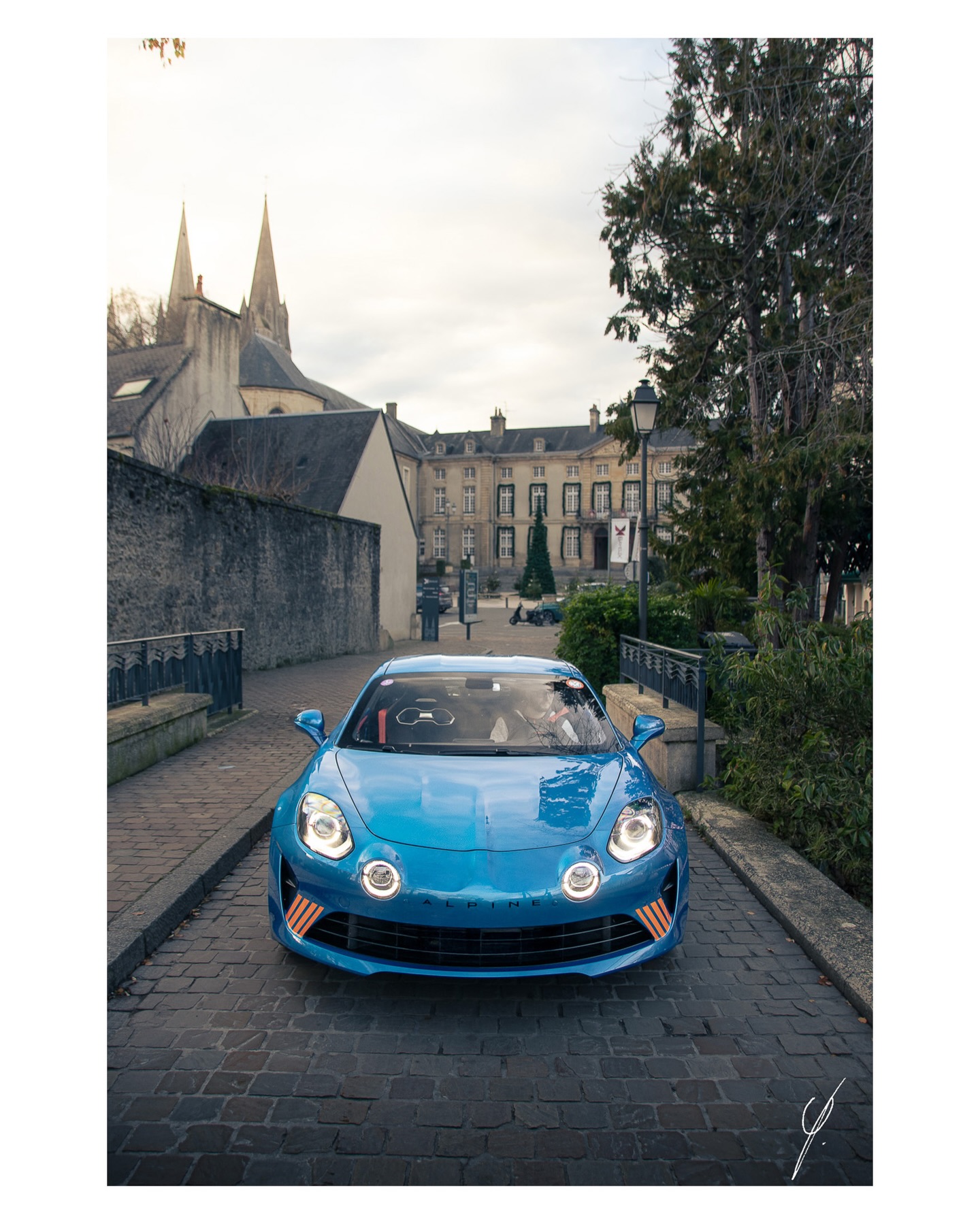 Alpine A110 bleue — shooting ruelle pavée