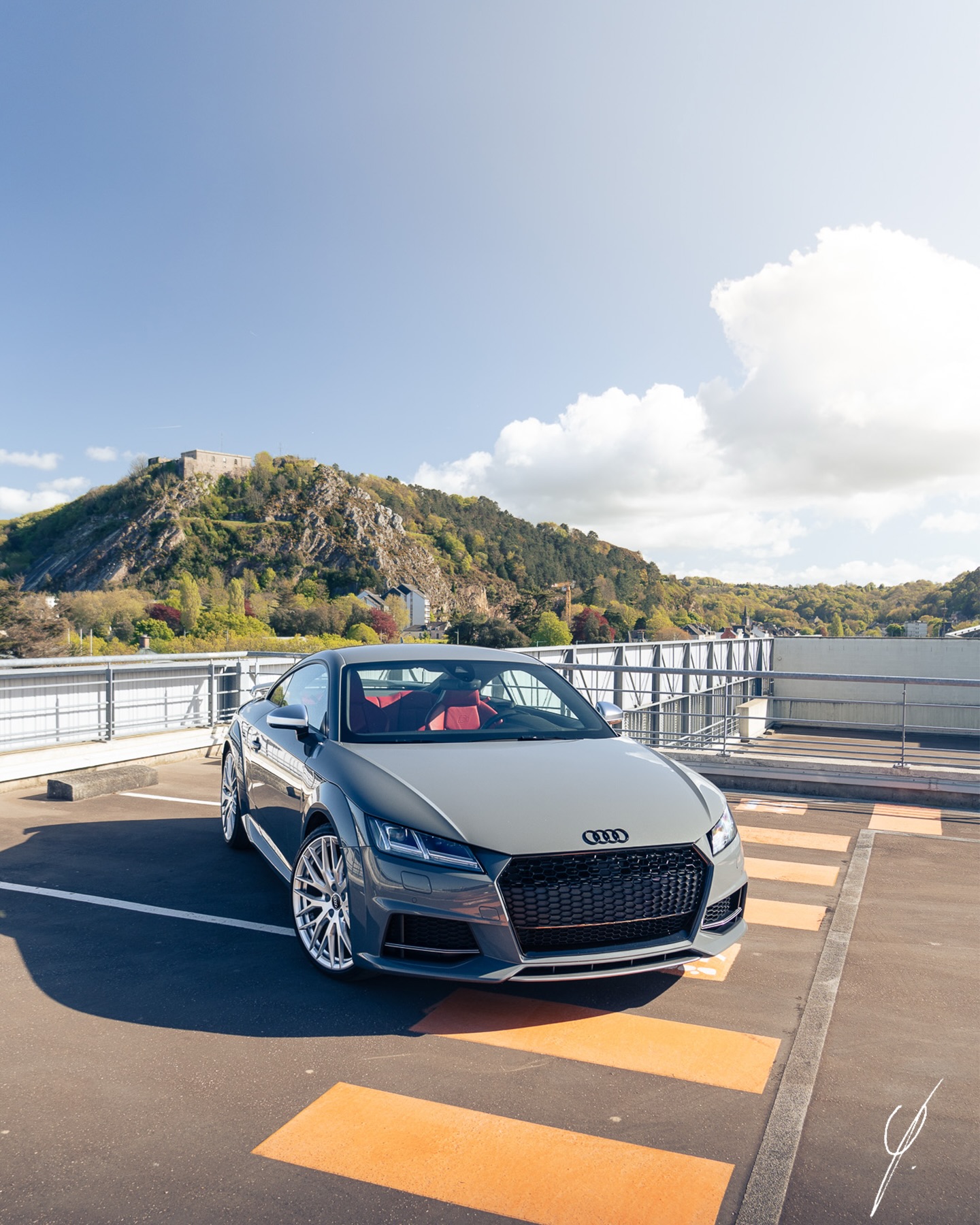 Audi TT grise — shooting extérieur